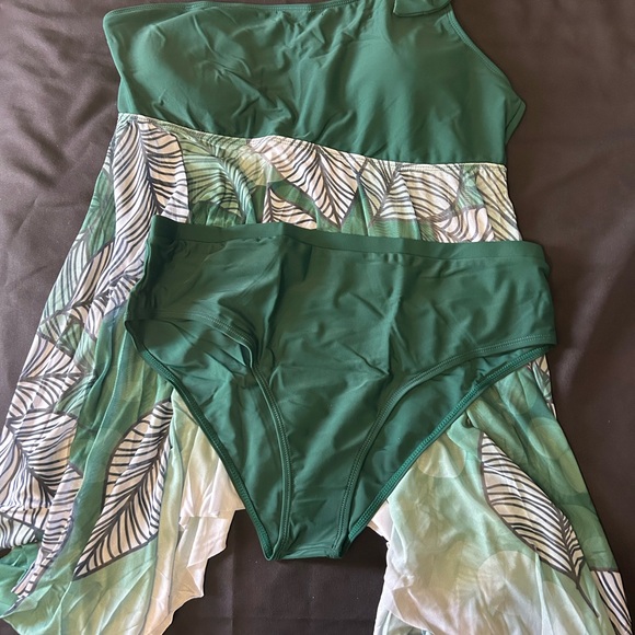 Green one shoulder 2XL swim dress - Picture 3 of 5